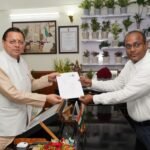 उत्तराखण्ड में विशेष गहन पुनरीक्षण SIR कार्यक्रम के तहत सीएम धामी को मुख्य निर्वाचन अधिकारी ने सौंपा गणना फॉर्म