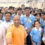 देवप्रयाग के मेधावी छात्रों से मिले यूपी के मुख्यमंत्री योगी आदित्यनाथ, साथ में खिंचवाई सेल्फी, छात्रों को प्रदान किए बैग