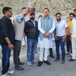 श्रीनगर से सड़क मार्ग से देहरादून लौटते हुए मुख्यमंत्री धामी ने किया राष्ट्रीय राजमार्ग का स्थलीय निरीक्षण